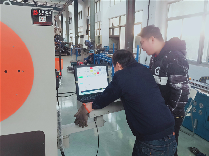 貝朗折彎機數(shù)控在江蘇某客戶處展開培訓啦！